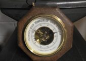 Antikes Holz-Barometer – dekoratives Wandstück